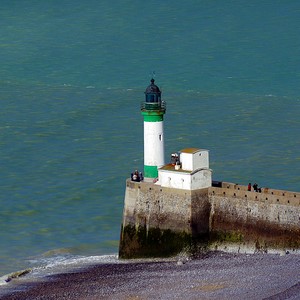 Phare, contrefort et plage de galets - France  - collection de photos clin d'oeil, catégorie rues